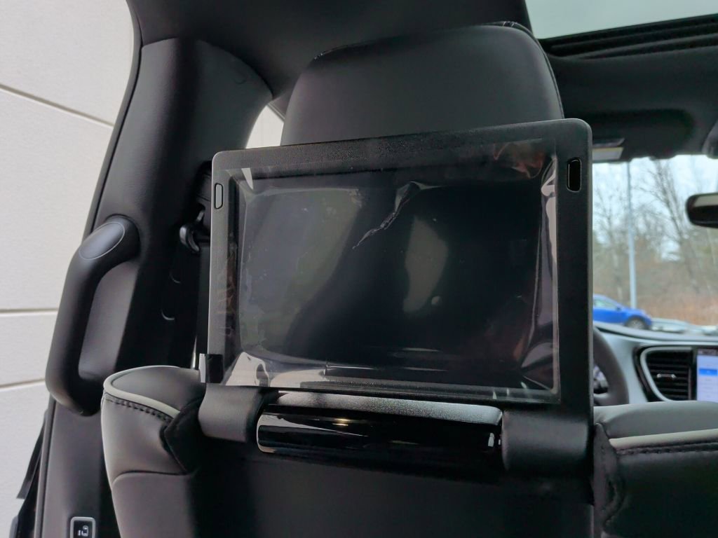 Used 2025 Chrysler Pacifica Limited w/ Uconnect Theater Family Group image 16