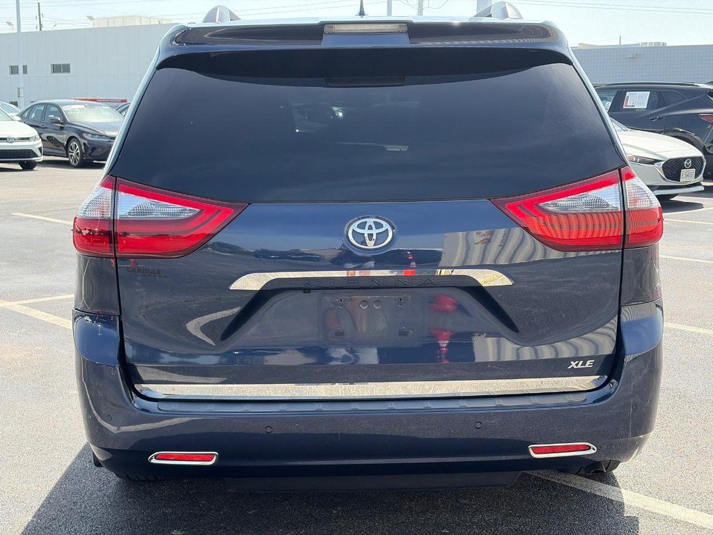 Used 2020 Toyota Sienna XLE Premium FWD image 3