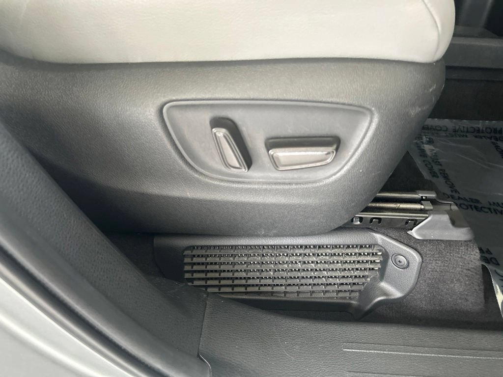 Used 2025 Toyota Sienna XLE FWD image 27