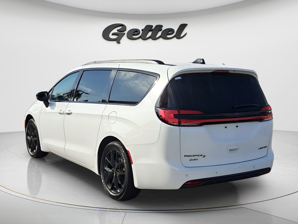 Used 2025 Chrysler Pacifica Limited image 4