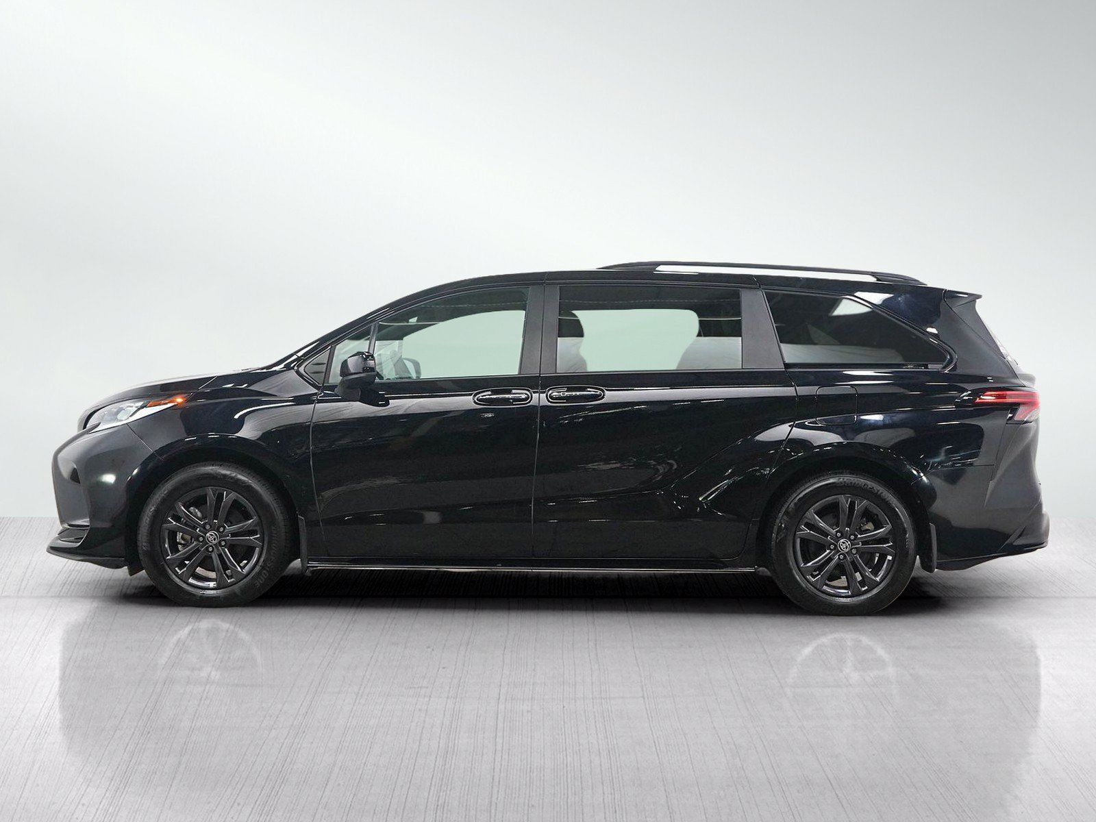 Used 2025 Toyota Sienna XSE AWD/4WD image 2