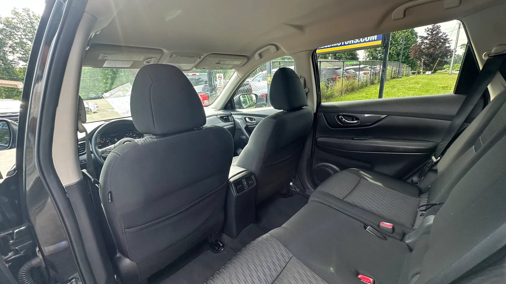 Used 2017 Nissan Rogue SV AWD/4WD image 21