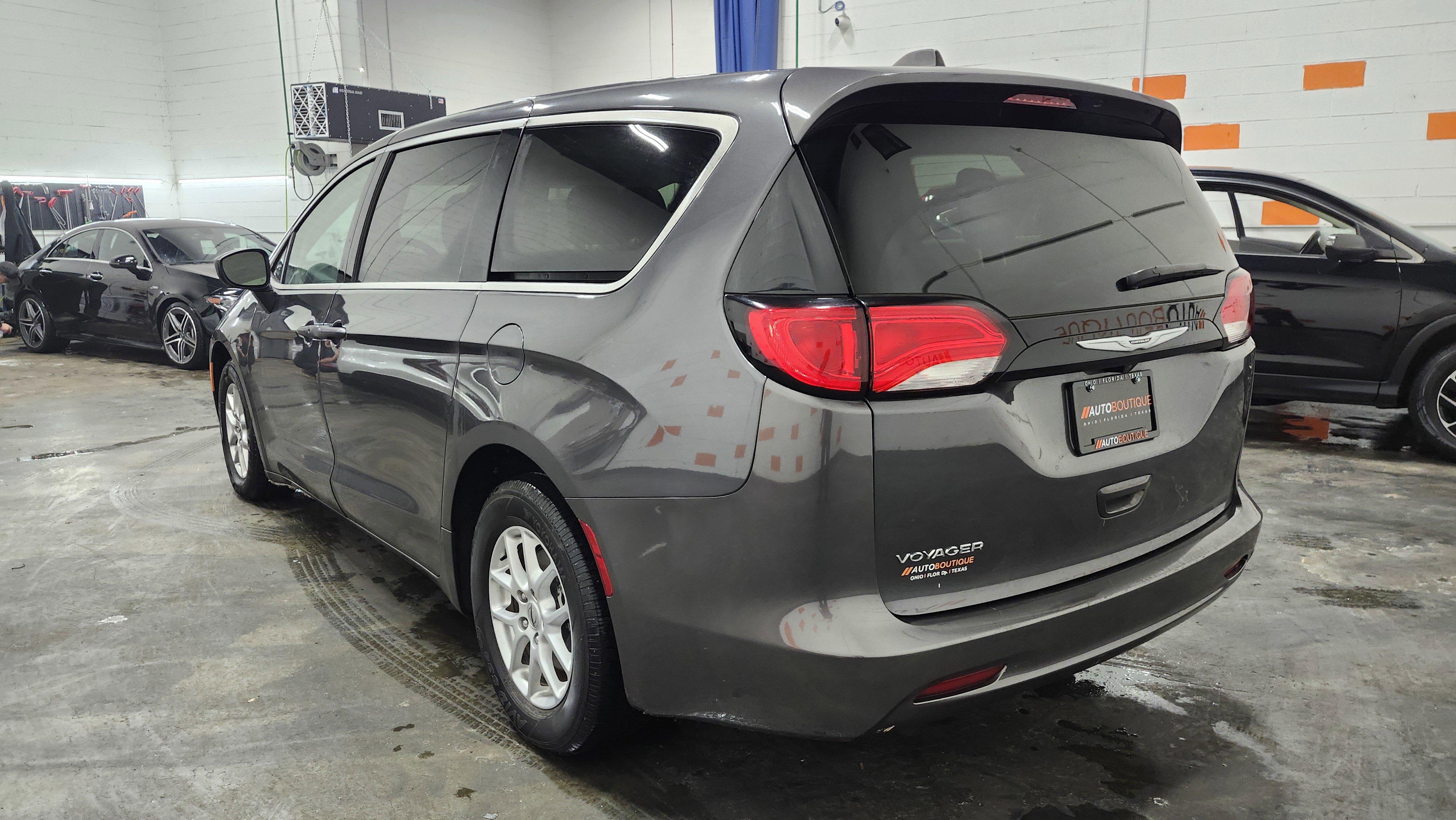 Used 2023 Chrysler Voyager LX image 14