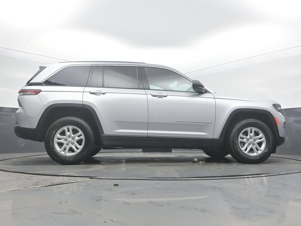 Used 2025 Jeep Grand Cherokee Laredo AWD/4WD image 57