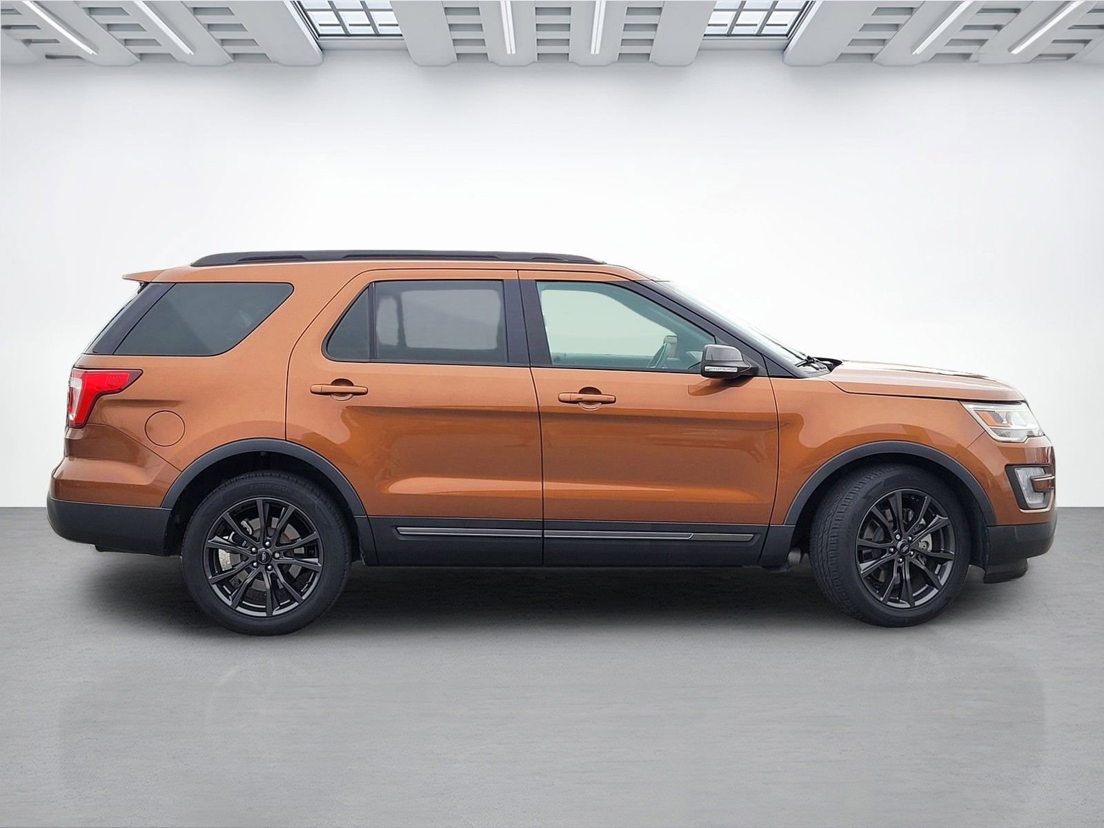 Used 2017 Ford Explorer XLT w/ Equipment Group 202A image 11