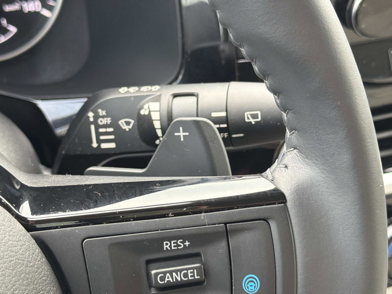 Used 2024 Nissan Pathfinder SL FWD image 31