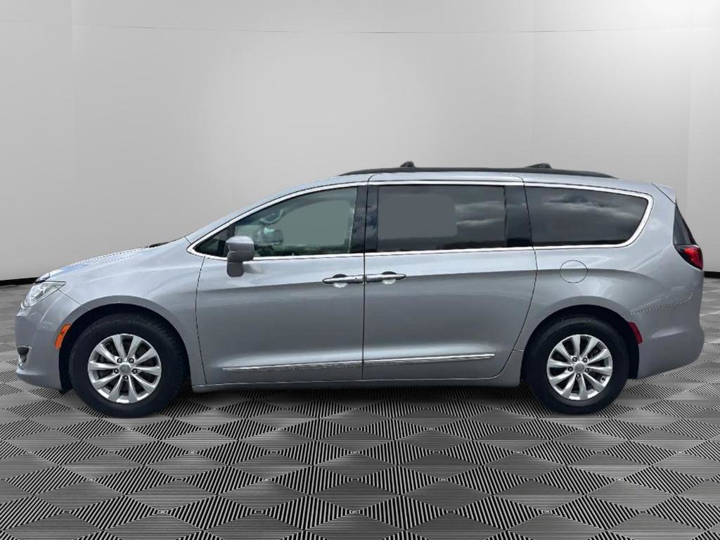 Used 2017 Chrysler Pacifica Touring-L FWD image 5