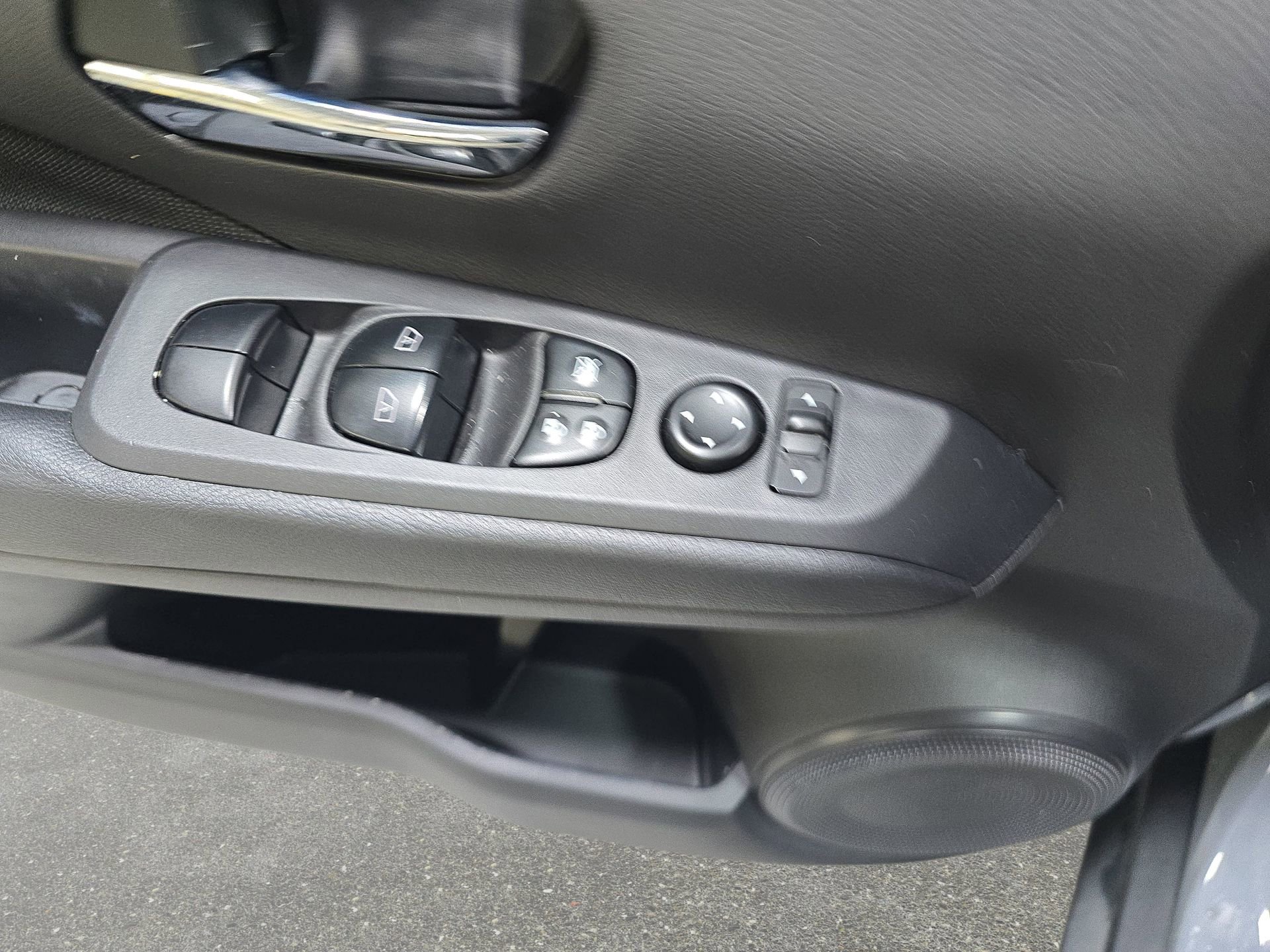 Used 2023 Nissan Kicks SV w/ Interior Electronics Package FWD image 27