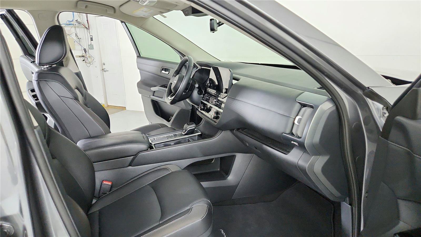 Used 2025 Nissan Pathfinder SL FWD image 27