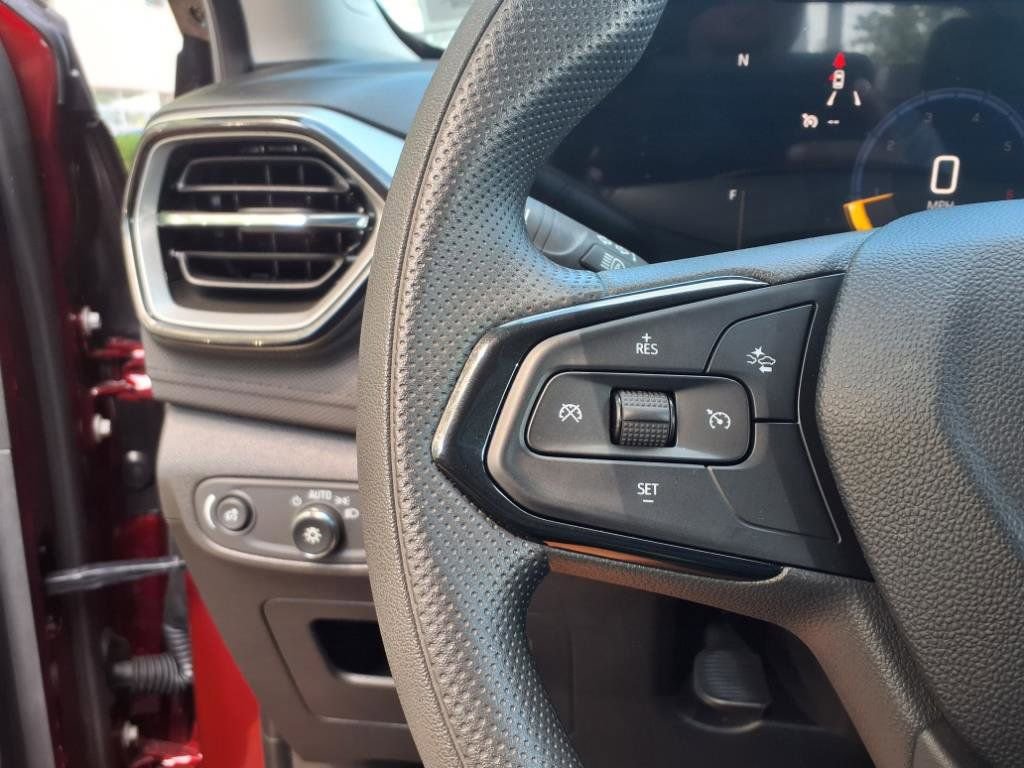 Used 2025 Chevrolet TrailBlazer LT w/ Driver Confidence Package image 9