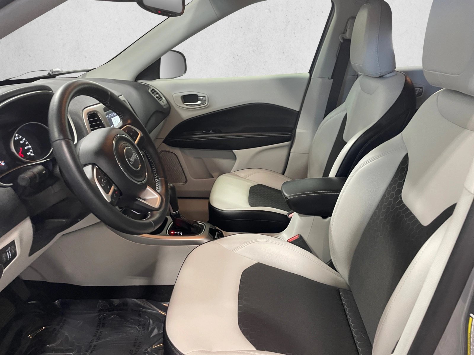 Used 2017 Jeep Compass Latitude w/ Popular Equipment Group FWD image 11