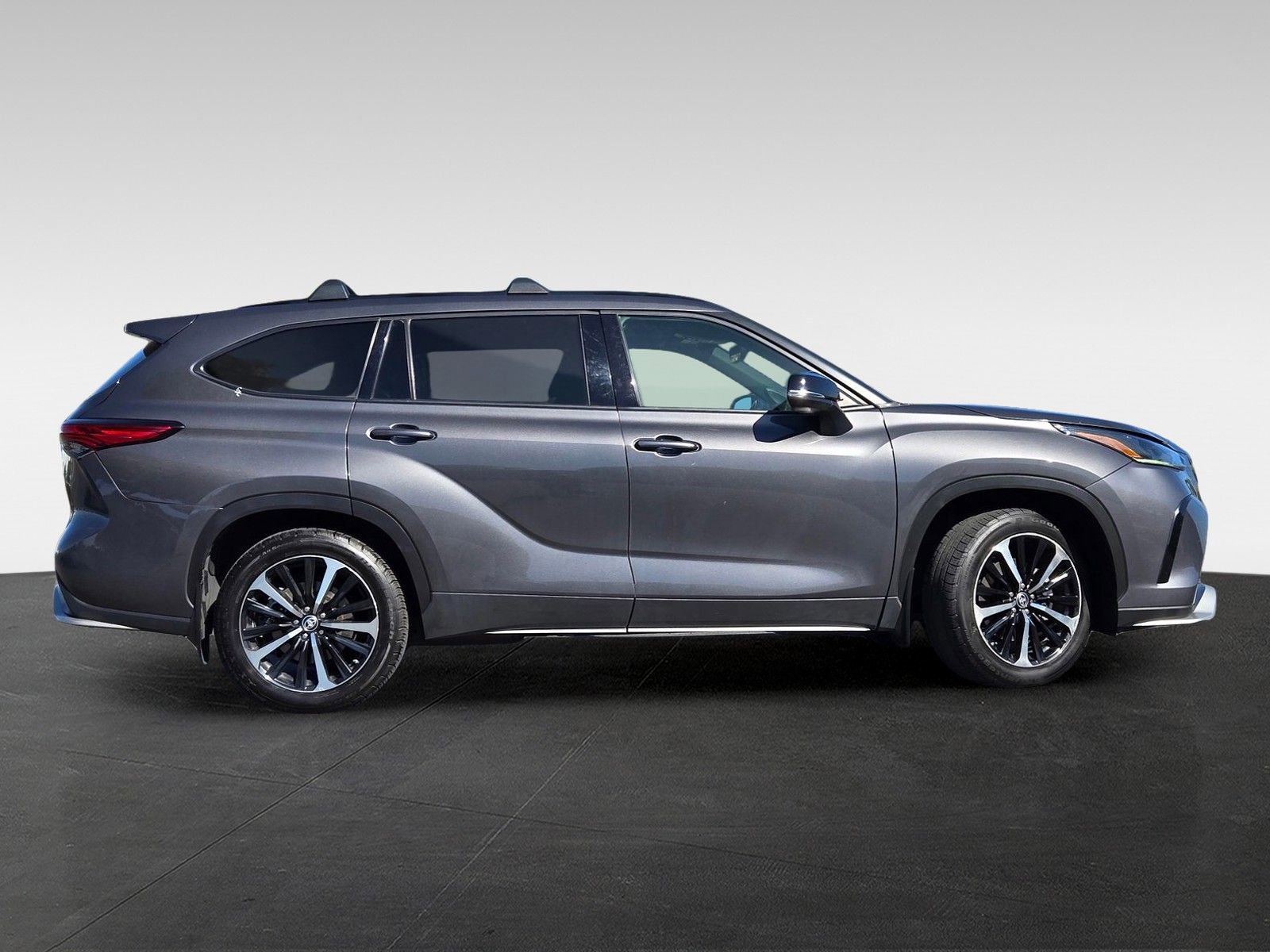 Used 2021 Toyota Highlander XSE FWD image 3