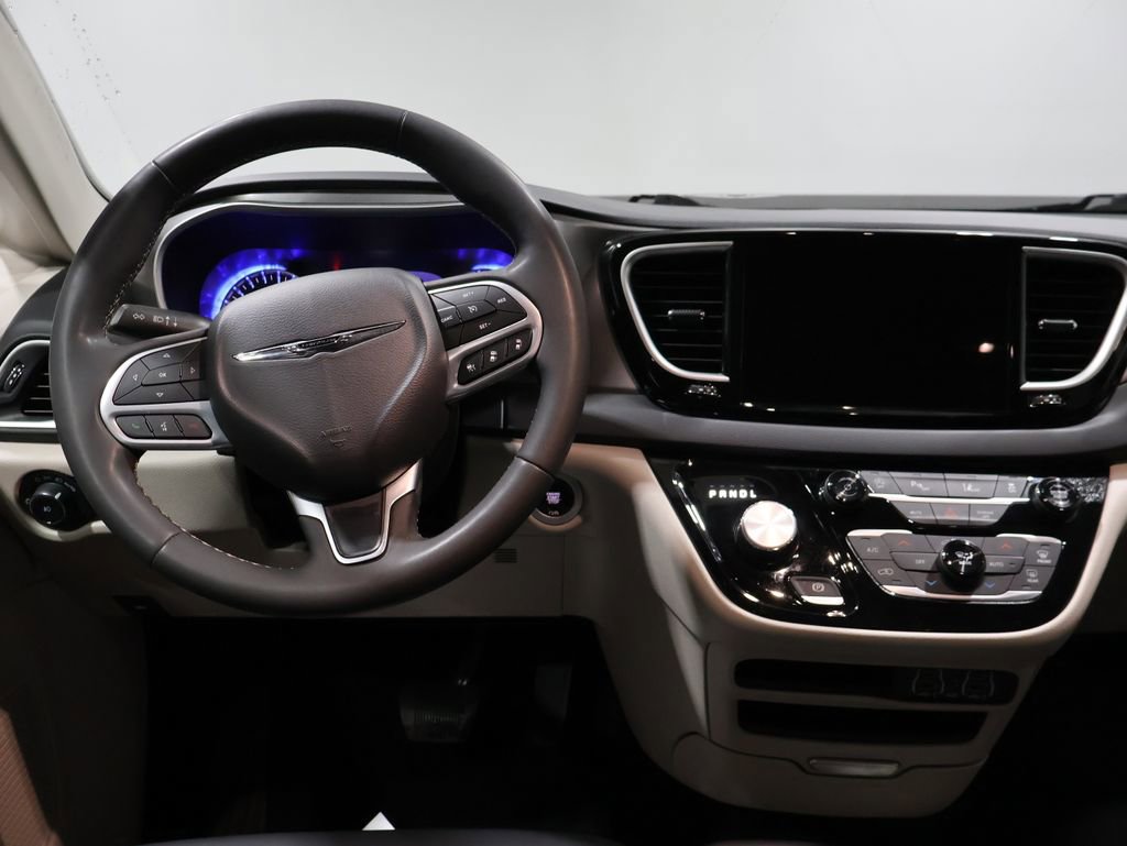 Used 2023 Chrysler Pacifica Touring-L FWD image 17