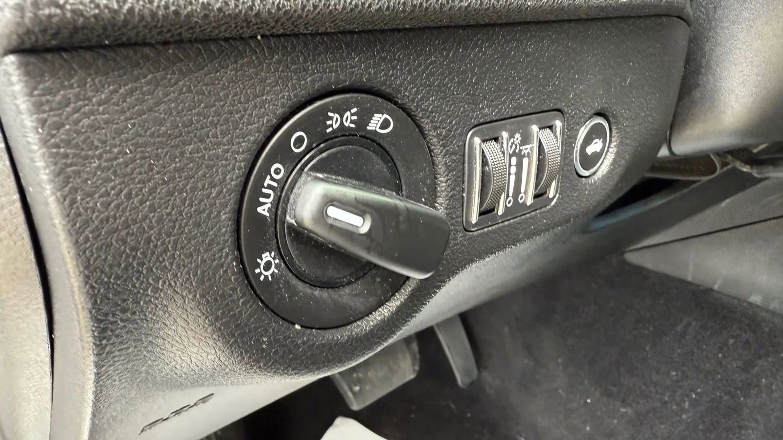 Used 2020 Dodge Charger SXT w/ Leather Interior Group RWD image 25