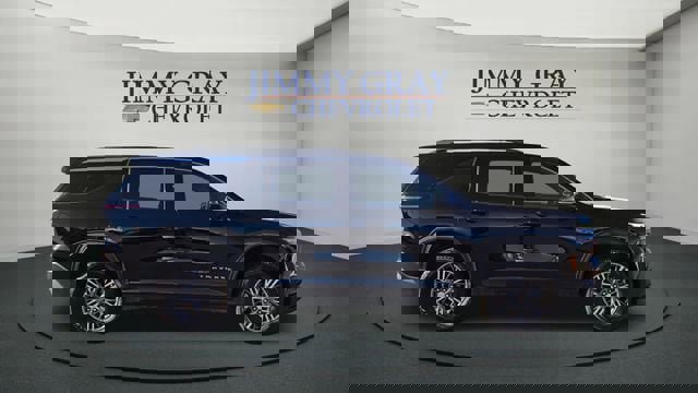 Used 2025 Chevrolet Traverse LT image 2