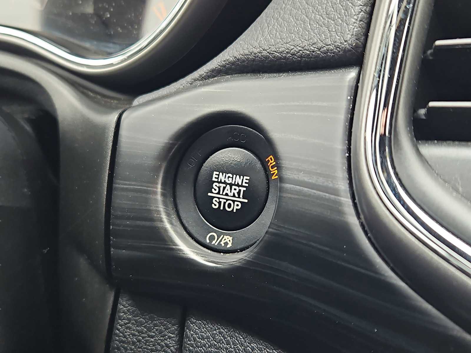 Used 2020 Jeep Grand Cherokee Laredo AWD/4WD image 22