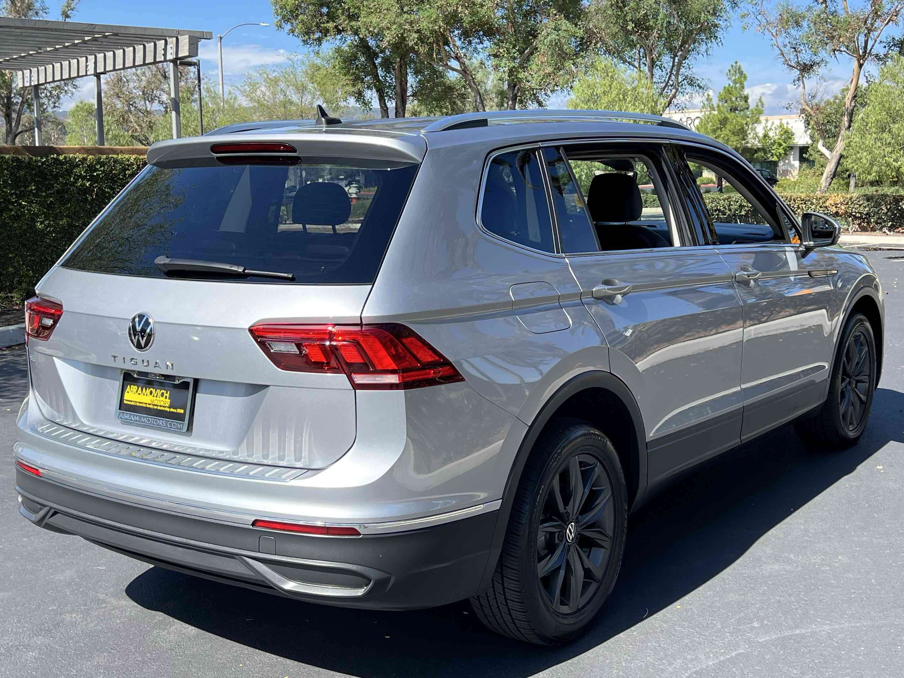 Used 2022 Volkswagen Tiguan SE image 16