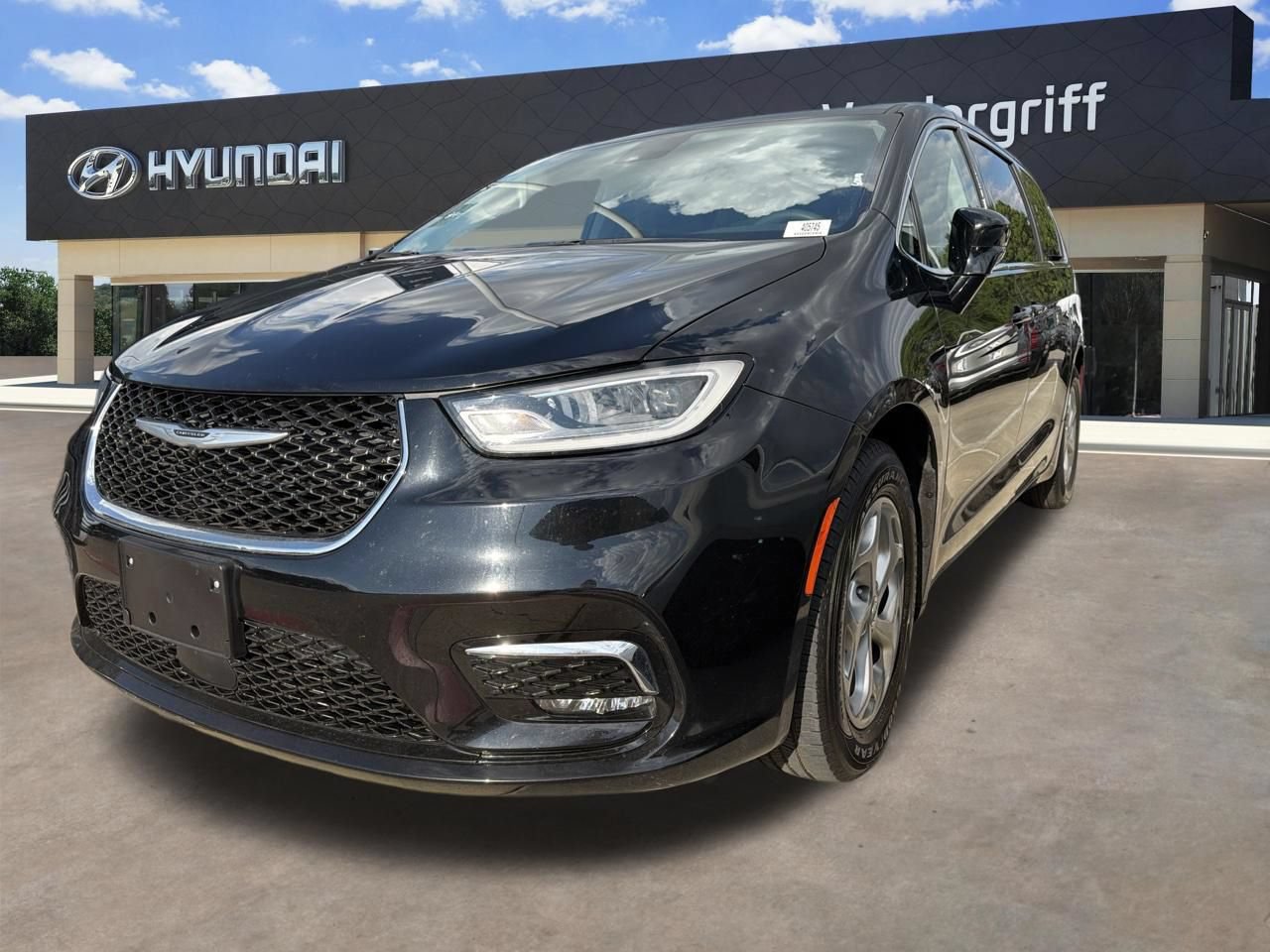 Used 2024 Chrysler Pacifica Limited FWD image 2