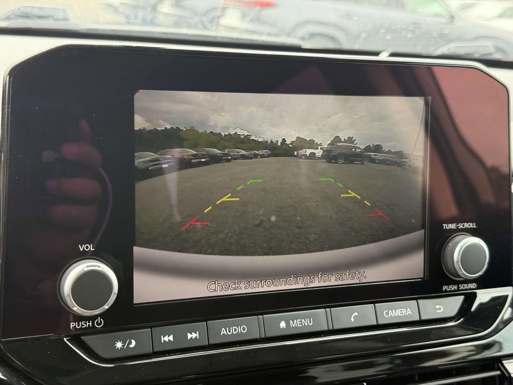 Used 2025 Nissan Pathfinder SV image 10