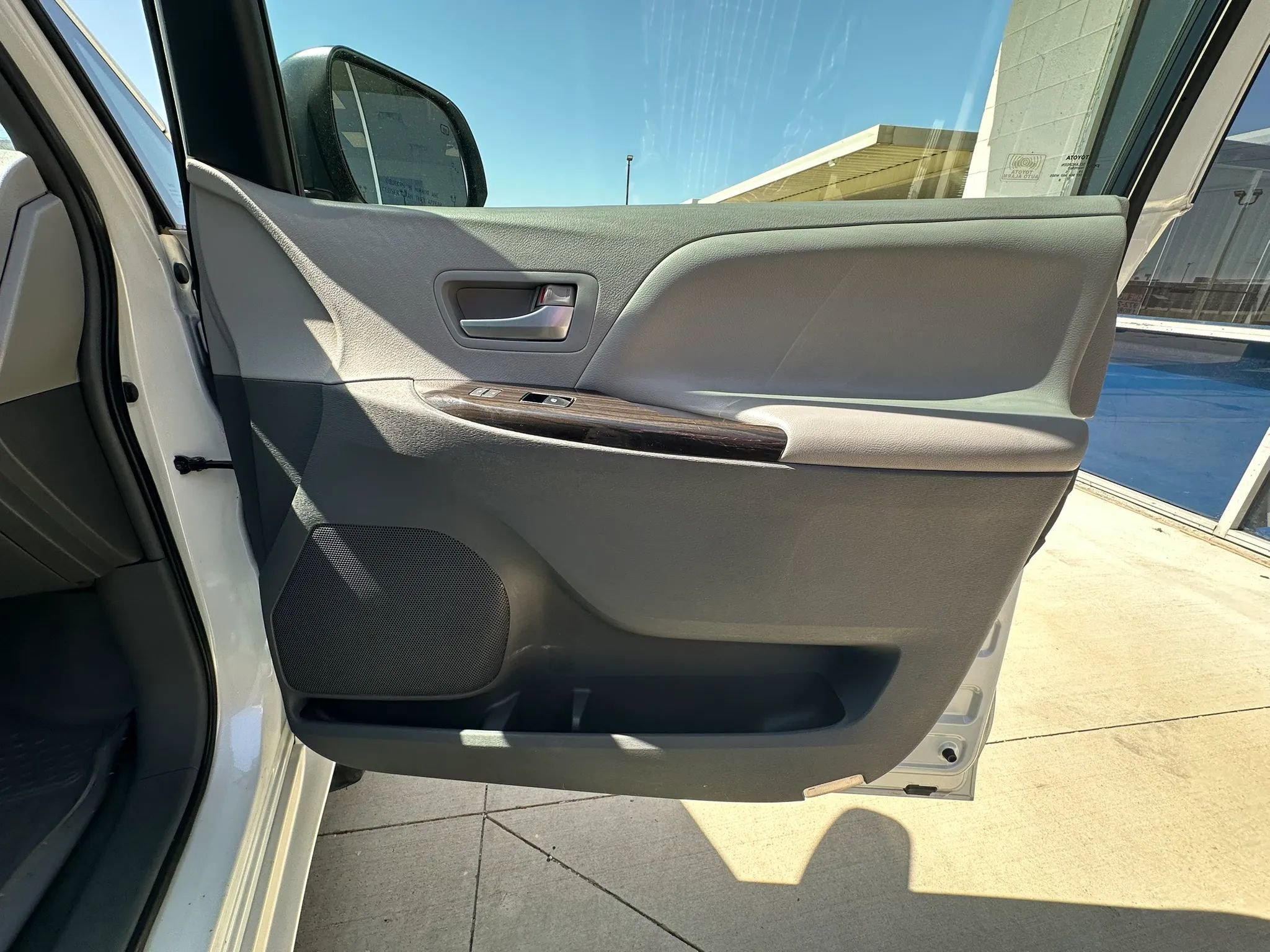 Used 2015 Toyota Sienna XLE image 40