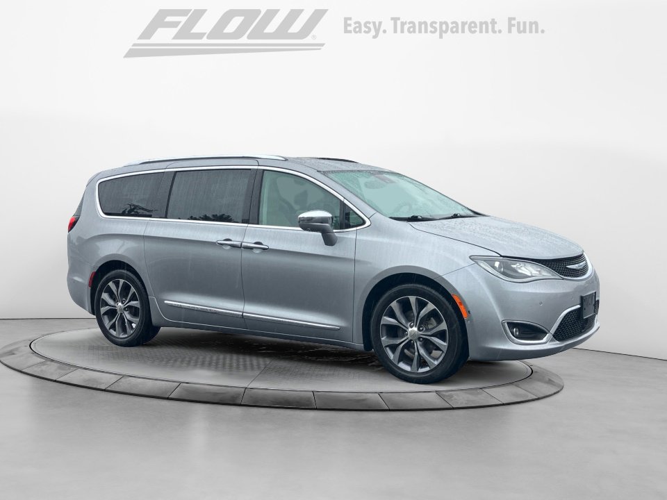 Used 2017 Chrysler Pacifica Limited image 1