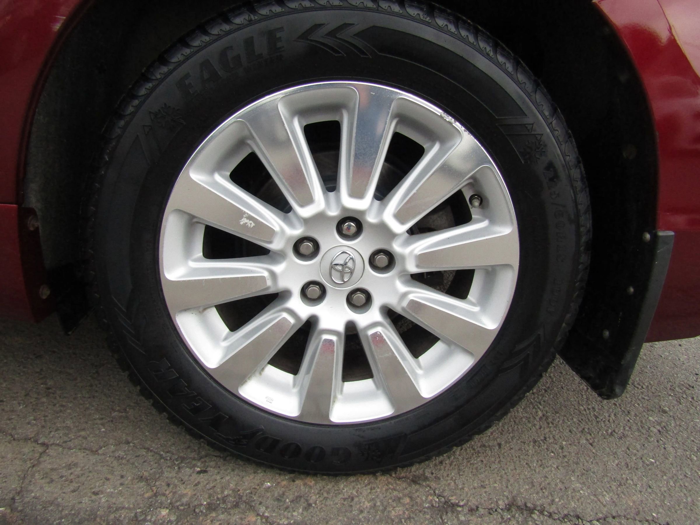 Used 2015 Toyota Sienna XLE w/ XLE Navigation Package image 39