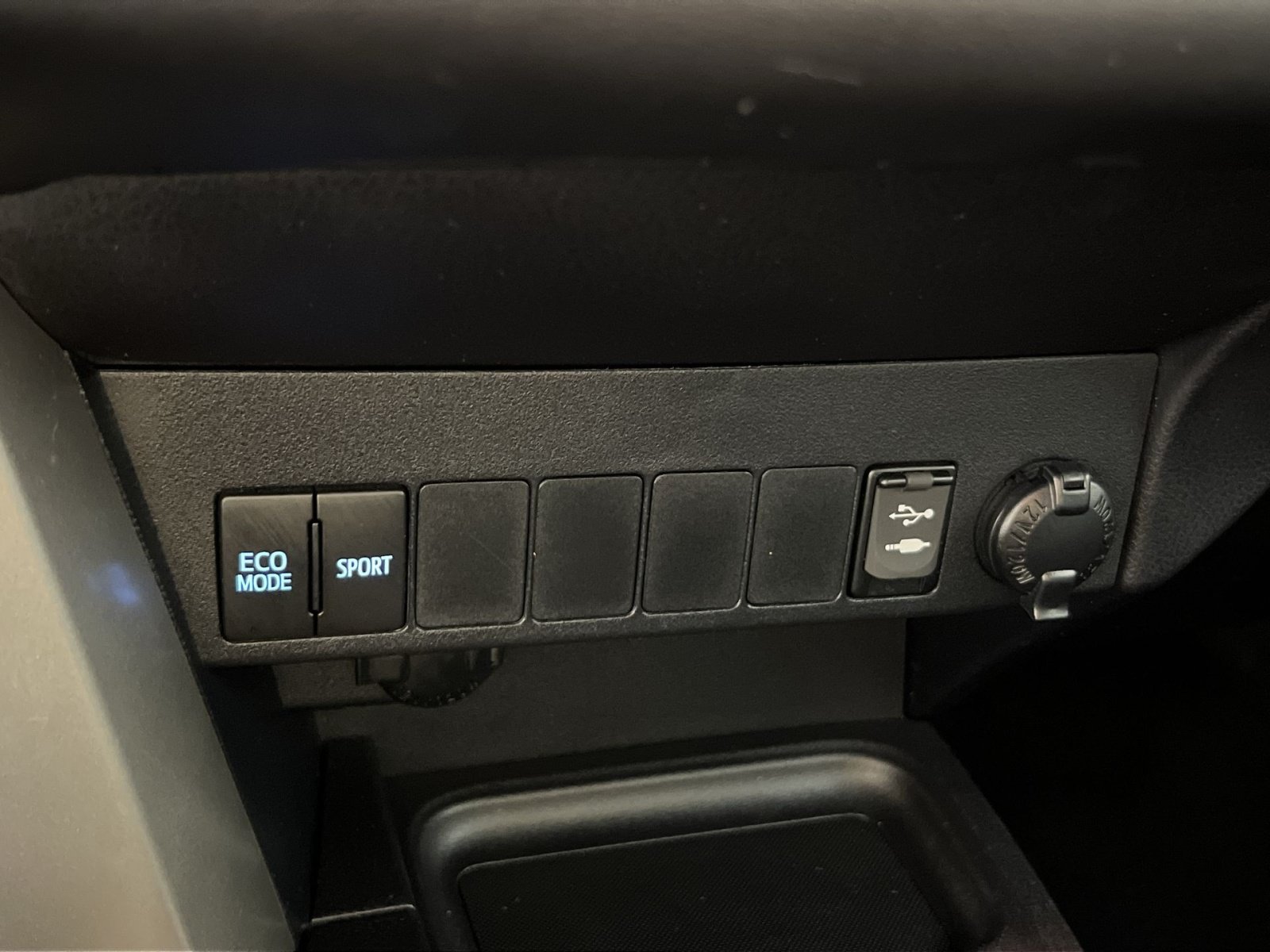 Used 2016 Toyota RAV4 XLE AWD/4WD image 32