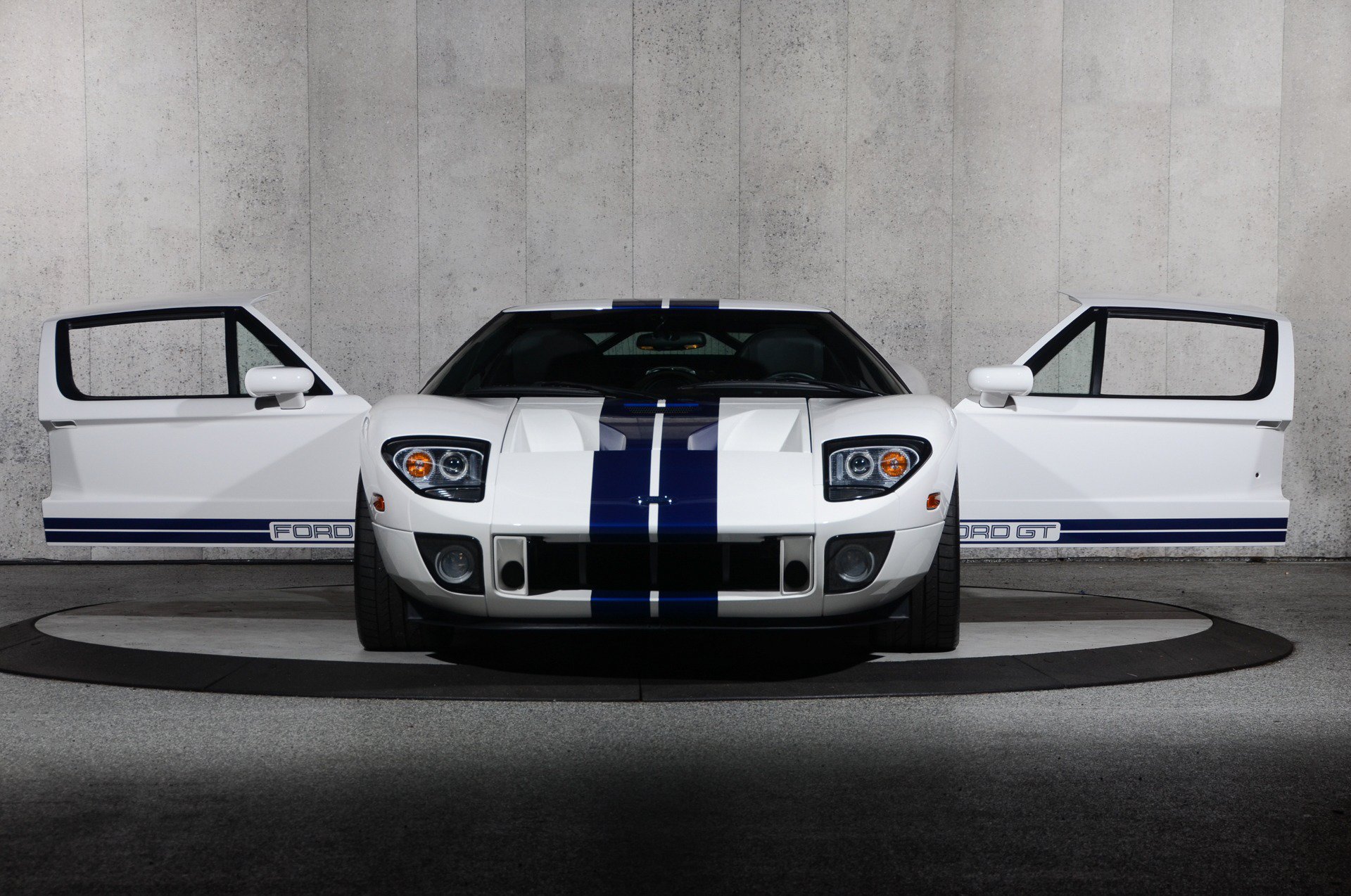 Used 2006 Ford GT RWD image 20