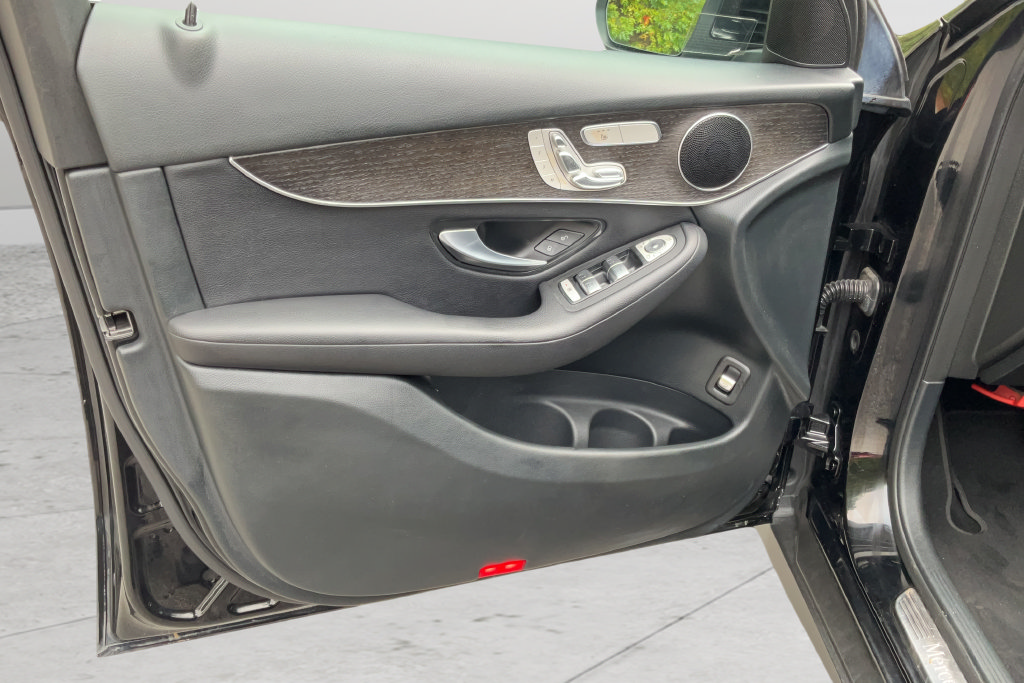 Used 2020 Mercedes-Benz GLC 300 4MATIC w/ Parking Assistance Package image 10