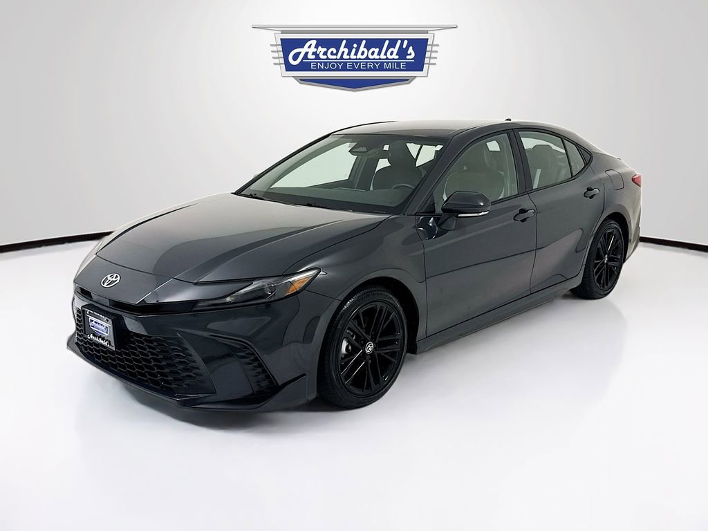 Used 2025 Toyota Camry SE image 3