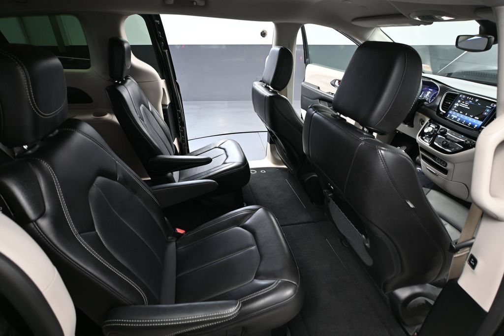 Used 2024 Chrysler Pacifica Touring-L FWD image 35