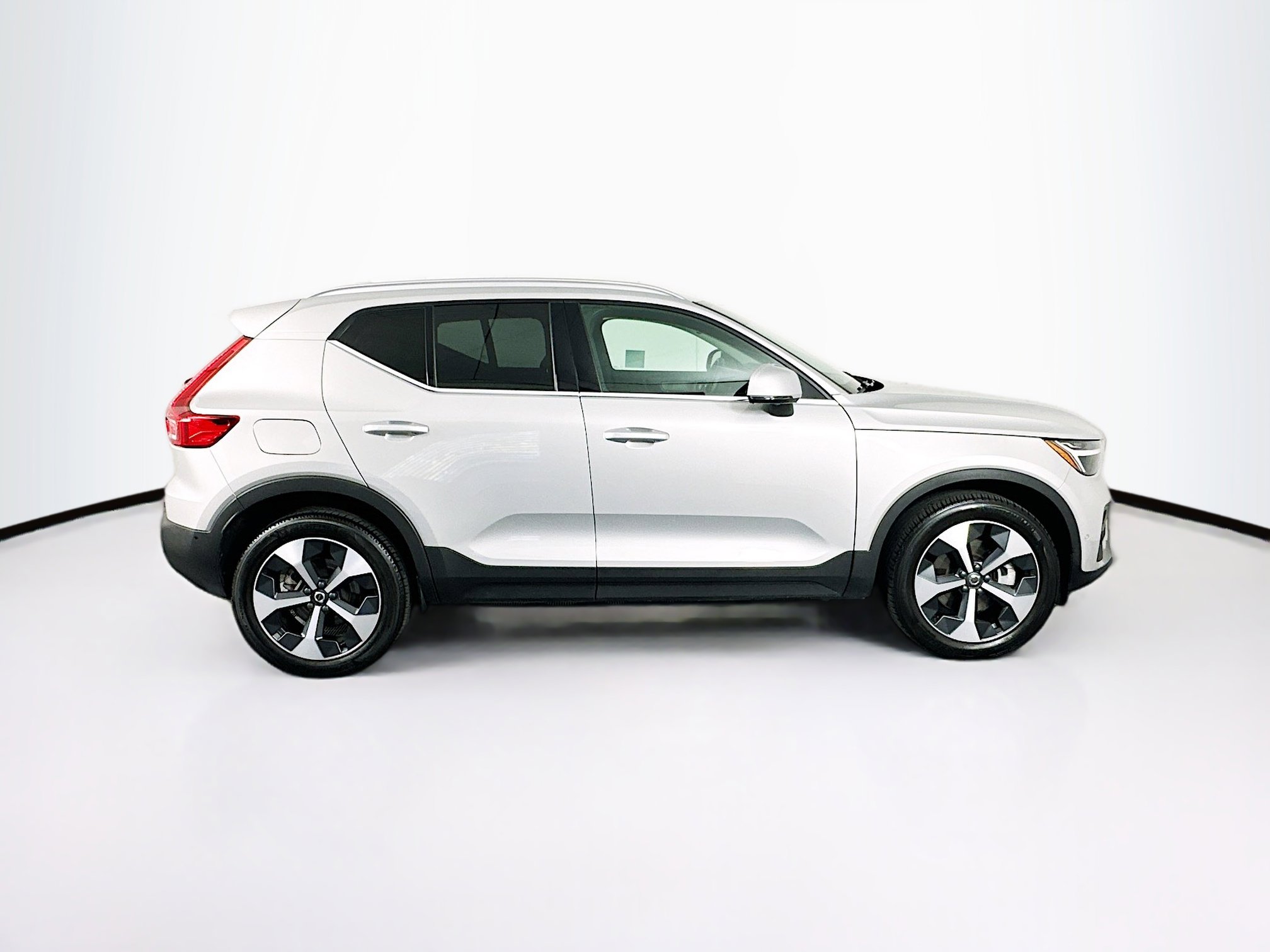 Used 2025 Volvo XC40 B5 Plus image 10