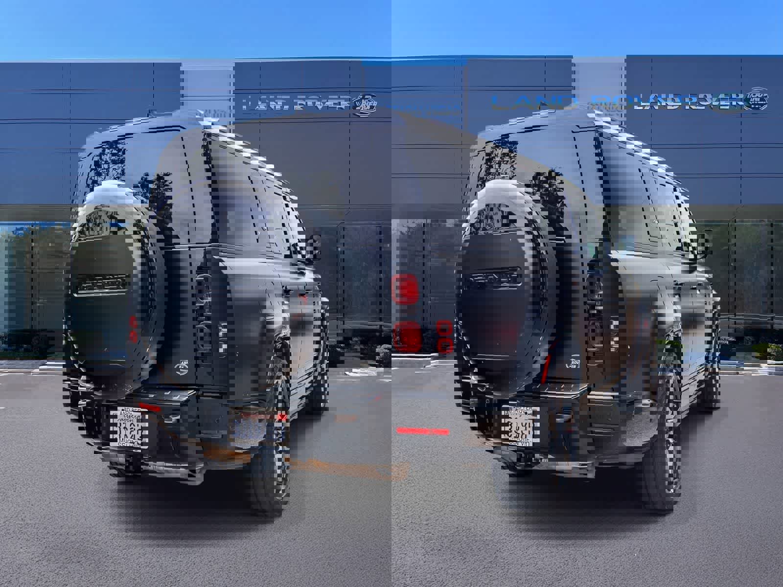 Used 2023 Land Rover Defender 130 X-Dynamic SE image 4