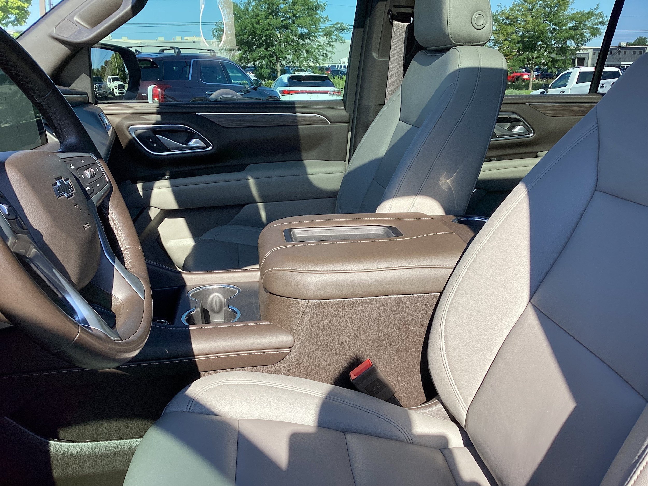 Used 2022 Chevrolet Tahoe Z71 w/ Luxury Package AWD/4WD image 12