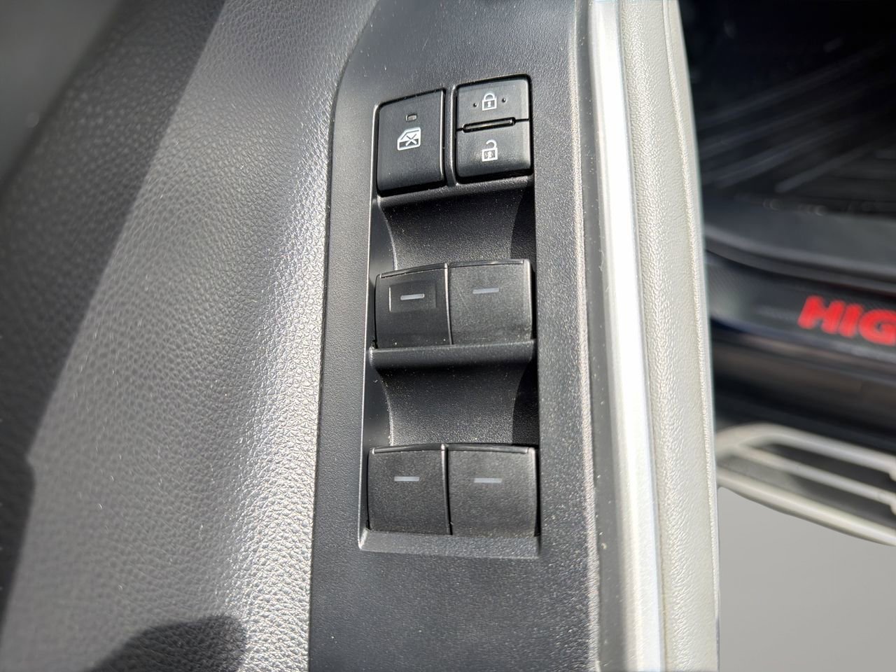 Used 2020 Toyota Highlander XLE FWD image 19