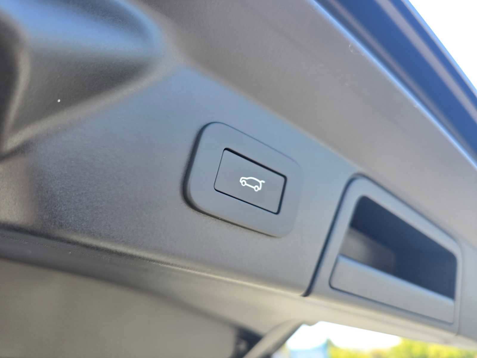 Certified 2026 Land Rover Range Rover Velar Dynamic SE image 18