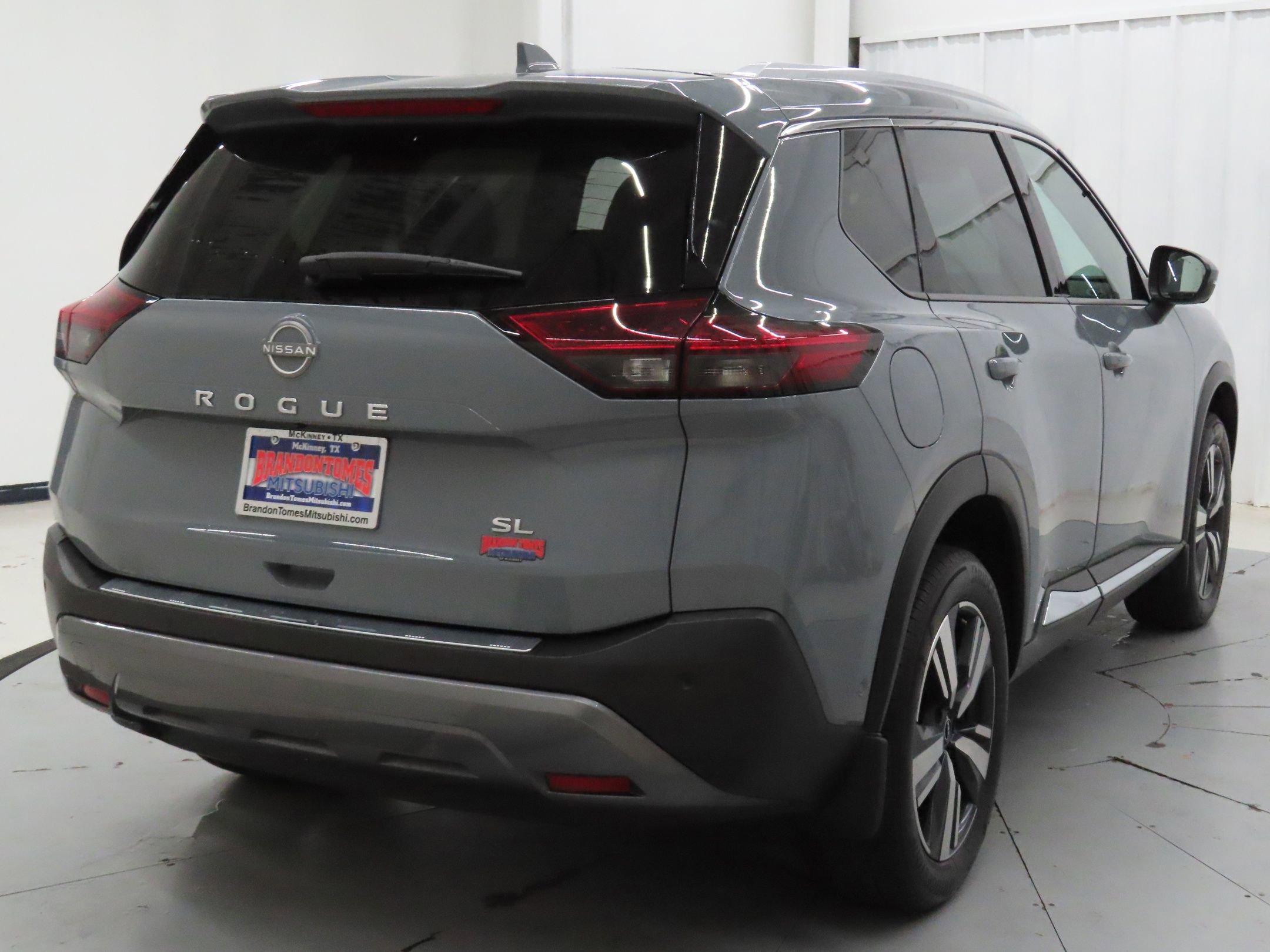Used 2023 Nissan Rogue SL w/ SL Premium Package image 3