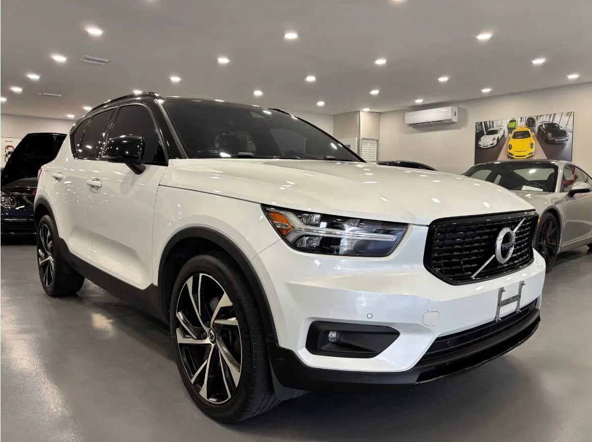 Used 2020 Volvo XC40 T4 R-Design FWD image 1