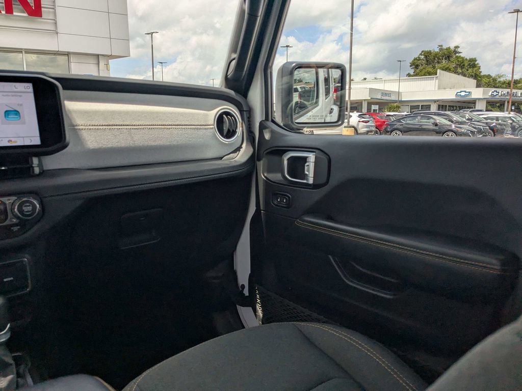 Used 2025 Jeep Wrangler Unlimited Sahara AWD/4WD image 15