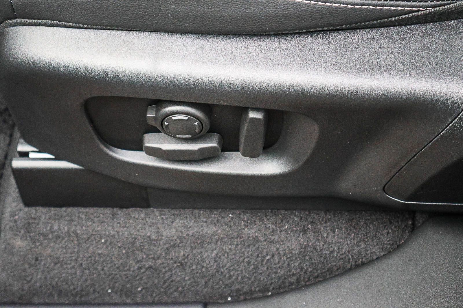 New 2026 Land Rover Discovery S image 31