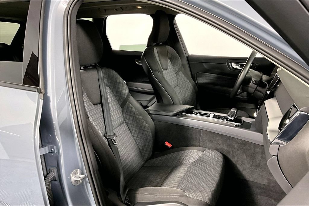 Used 2024 Volvo XC60 B5 Core AWD/4WD image 7