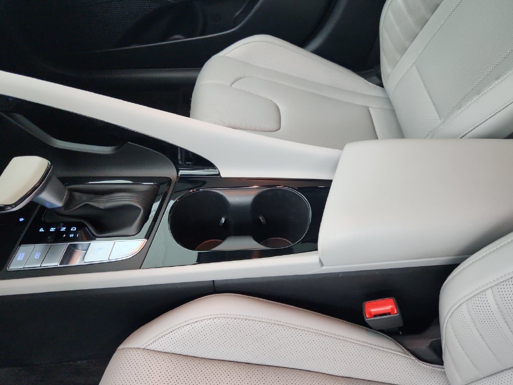 Used 2025 Hyundai Elantra Limited FWD image 32