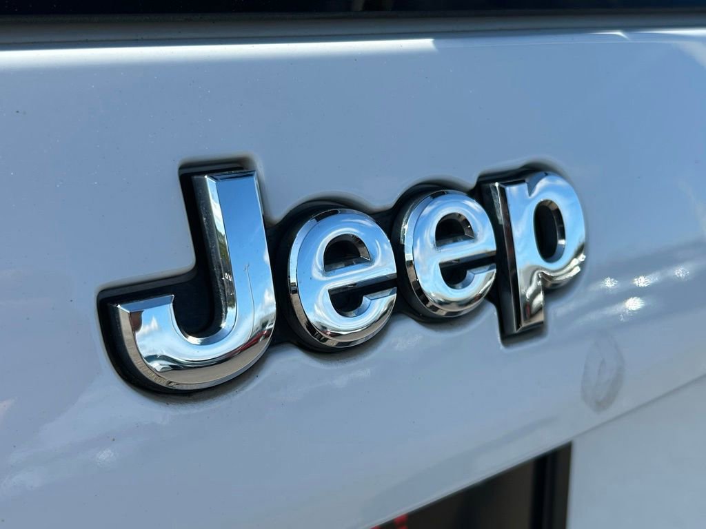 Used 2021 Jeep Cherokee Latitude Lux w/ Comfort/Convenience Group FWD image 48