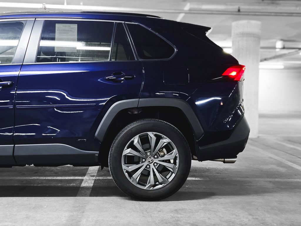 Used 2022 Toyota RAV4 XLE Premium image 17