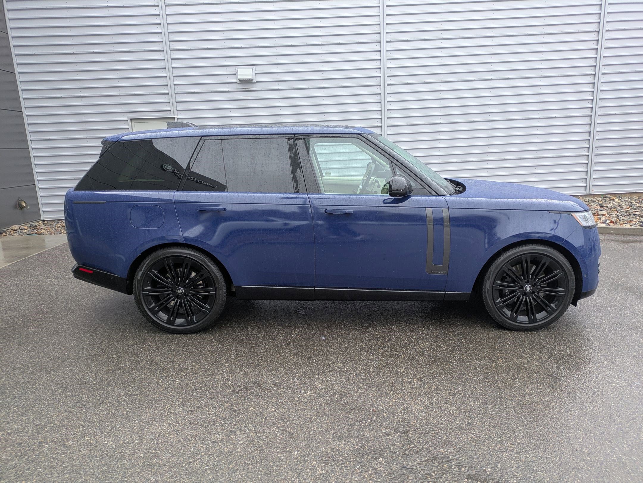 Used 2024 Land Rover Range Rover Autobiography image 2