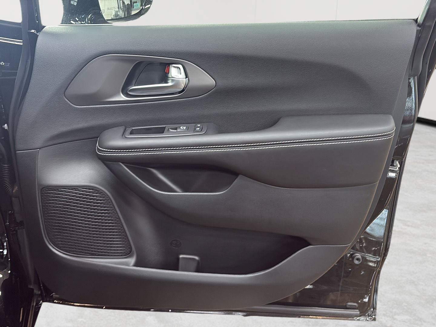 New 2027 Chrysler Pacifica Limited FWD image 21