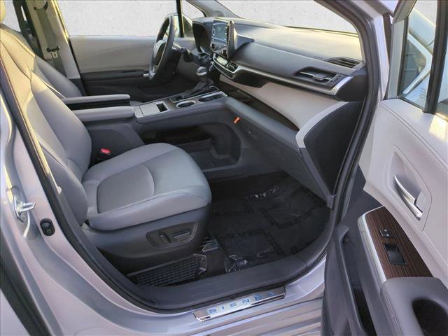 Used 2024 Toyota Sienna XLE w/ XLE Plus Package FWD image 23