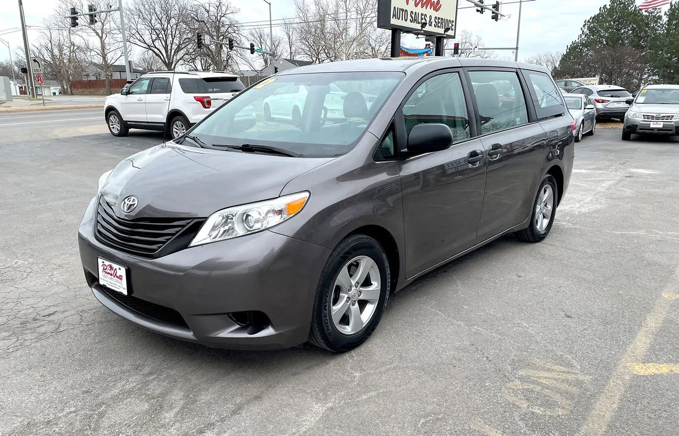 Used 2012 Toyota Sienna w/ Towing Pkg FWD image 2