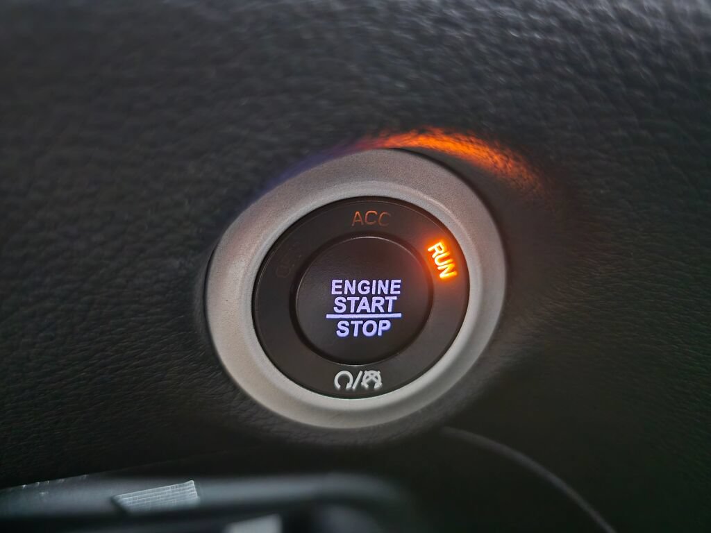 Used 2023 Chrysler Pacifica Limited w/ Uconnect Theater Family Group FWD image 29