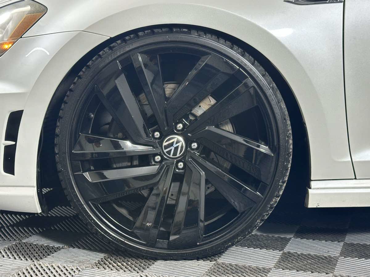 Used 2017 Volkswagen Golf R 4-Door AWD/4WD image 41